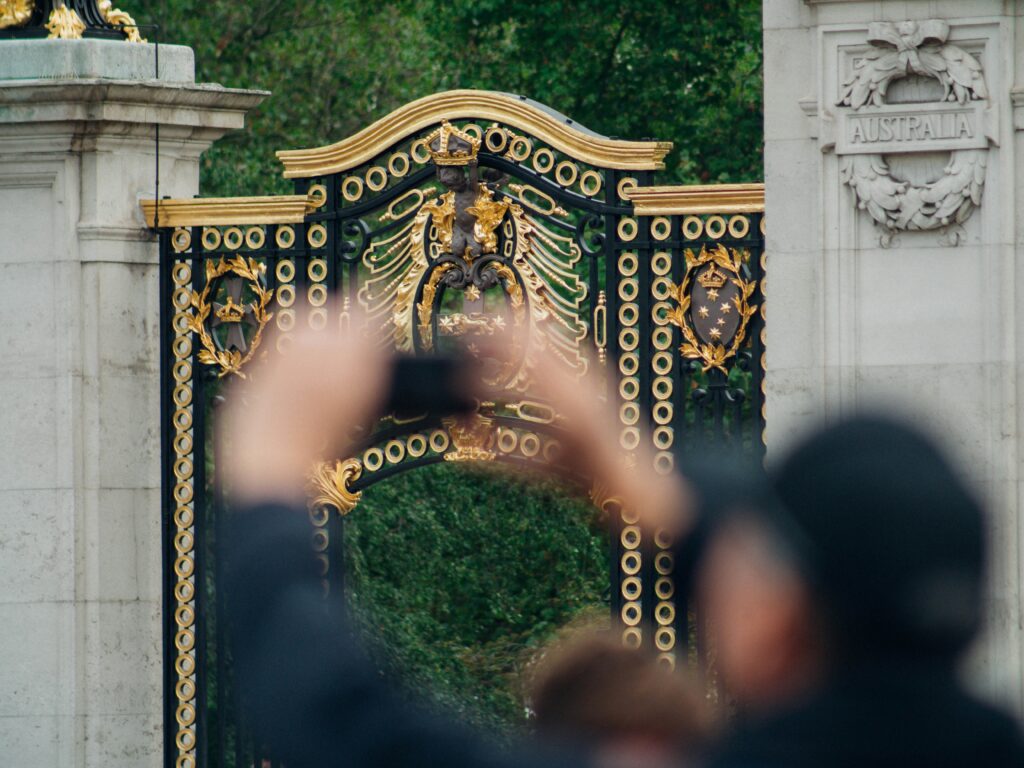 Spot the Royals Oustside Buckingham Palace